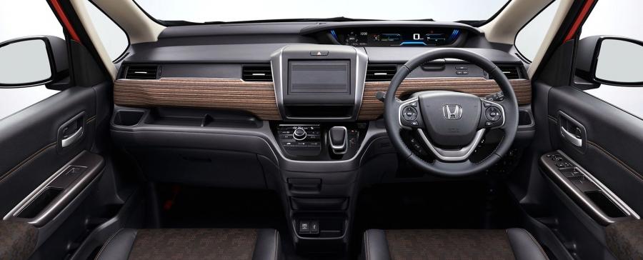 Интерьер Honda Freed Hybrid 2019 года  (фото 3 из 8)